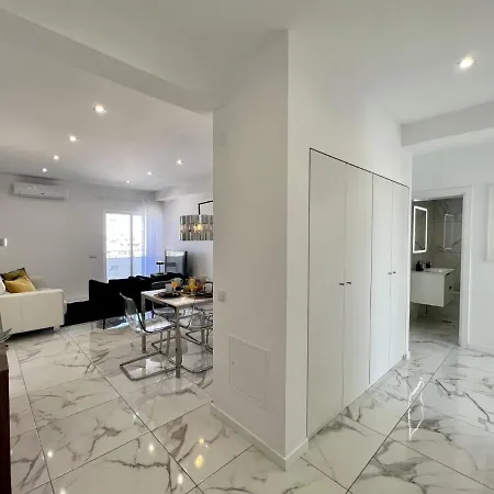 Deluxe By Homing * Distrikt Faro