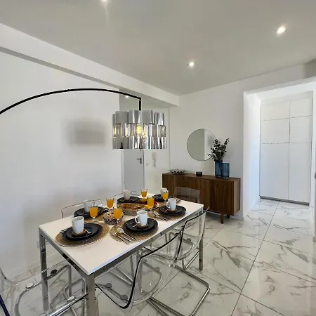 Deluxe By Homing Apartment *